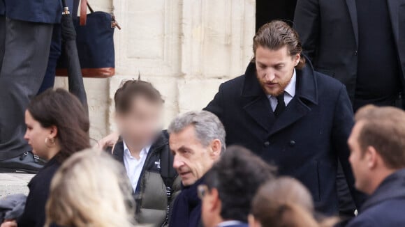 Jean Sarkozy avec ses enfants Solal et Lola aux obsèques de son grand-père Pal, ultime adieu à Neuilly-sur-Seine