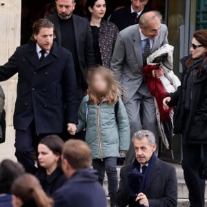 Deux enfants avec lesquels il ne se montre que très rarement, préférant rester le plus discret possible sur sa vie privée.
Nicolas Sarkozy et sa femme Carla Bruni Sarkozy, Jean Sarkozy et ses enfants - Sorties des obsèques de Päl Sarkozy de Nagy Bocsa, le père de Nicolas Sarkozy, en l'église Saint-Jean Baptiste à Neuilly sur Seine le 9 mars 2023. © Dominique Jacovides / Bestimage 