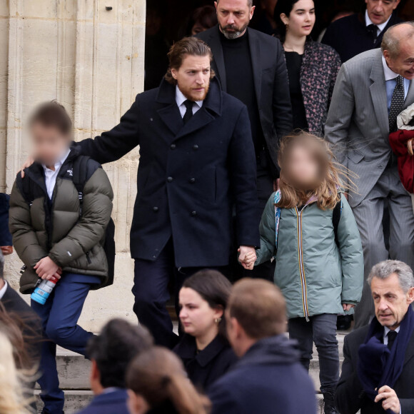 Deux enfants avec lesquels il ne se montre que très rarement, préférant rester le plus discret possible sur sa vie privée.
Nicolas Sarkozy et sa femme Carla Bruni Sarkozy, Jean Sarkozy et ses enfants - Sorties des obsèques de Päl Sarkozy de Nagy Bocsa, le père de Nicolas Sarkozy, en l'église Saint-Jean Baptiste à Neuilly sur Seine le 9 mars 2023. © Dominique Jacovides / Bestimage 