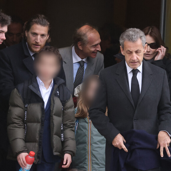 A noter aussi que leur mère ne semblait pas présente à l'événement. Du moins, elle n'apparaît sur aucune image.
Nicolas Sarkozy et sa femme Carla Bruni Sarkozy, Jean Sarkozy et ses enfants - Sorties des obsèques de Päl Sarkozy de Nagy Bocsa, le père de Nicolas Sarkozy, en l'église Saint-Jean Baptiste à Neuilly sur Seine le 9 mars 2023. © Dominique Jacovides / Bestimage 