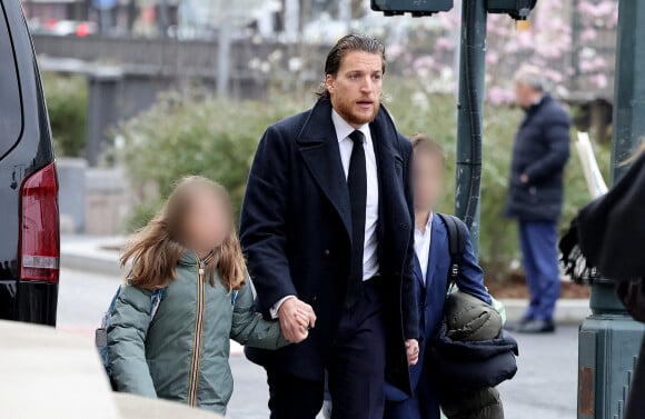 Jean Sarkozy avec ses enfants - Obsèques de Päl Sarkozy de Nagy Bocsa en l'église Saint-Jean Baptiste de Neuilly-sur-Seine, le 9 mars 2023. © Dominique Jacovides / Bestimage