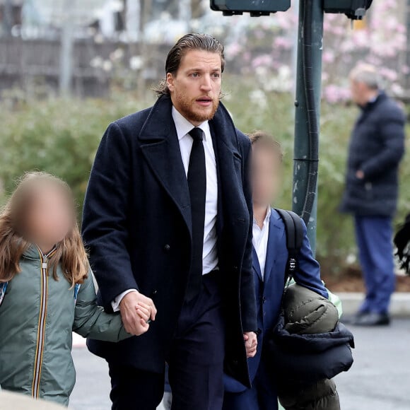 Jean Sarkozy avec ses enfants - Obsèques de Päl Sarkozy de Nagy Bocsa en l'église Saint-Jean Baptiste de Neuilly-sur-Seine, le 9 mars 2023. © Dominique Jacovides / Bestimage