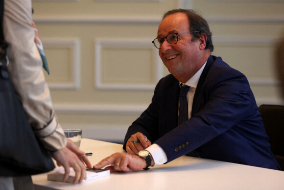 François Hollande participe au "Grand Débat" interrogé par le journaliste Philippe Lapousterle, sur son livre "Bouleversements" au palais des congrès d'Arcachon, le 26 novembre 2022. © Jean-Marc Lhomer/Bestimage