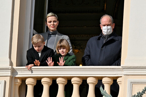 Ils participent régulièrement à des événements de la Principauté, l'occasion pour eux de s'habituer à leur rôle de prince hériditaire et de princesse.
La princesse Charlène de Monaco, Le prince Albert II de Monaco et leurs enfants, Le prince Jacques de Monaco, marquis des Baux, et La princesse Gabriella de Monaco, comtesse de Carladès - La famille princière monégasque au balcon du palais lors de la célébration de la Sainte Dévote à Monaco, sainte patronne de Monaco. Monaco. Le 27 janvier 2023. Déclaré positif au Covid-19 le 24 janvier 2023, le prince Albert porte un masque. © Bruno Bebert / Bestimage