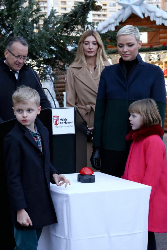 La princesse Charlene de Monaco, et ses enfants le prince Jacques et la princesse Gabriella lors de l'inauguration du marché de Noël à Monaco. Le 2 décembre 2022. © Claudia Albuquerque / Bestimage
