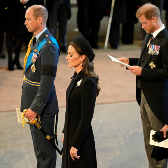 Les deux frères ne se sont pas revus depuis l'enterrement de leur grand-mère, Elizabeth II. 
Le prince de Galles William, Kate Catherine Middleton, princesse de Galles, le prince Harry, duc de Sussex, Meghan Markle, duchesse de Sussex - Intérieur - Procession cérémonielle du cercueil de la reine Elisabeth II du palais de Buckingham à Westminster Hall à Londres. Le 14 septembre 2022 