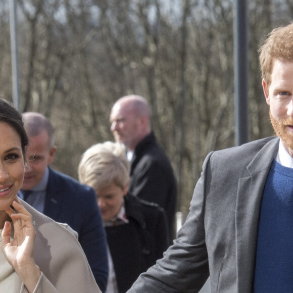 Meghan Markle et le fils du roi verront notamment leur sécurité assurée par la Couronne.
Le prince Harry et Meghan Markle visitent le centre Eikon à Belfast le 23 mars 2018. 