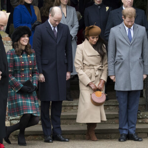 Le prince William, Catherine Kate Middleton la duchesse de Cambridge enceinte, Meghan Markle et son fiancé le prince Harry - La famille royale d'Angleterre arrive à la messe de Noël à l'église Sainte-Marie-Madeleine à Sandringham, le 25 décembre 2017. 