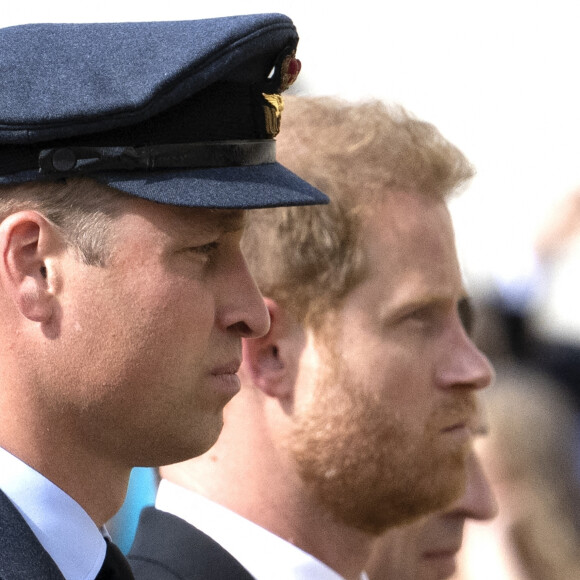 Le prince de Galles William, le prince Harry, duc de Sussex - Procession cérémonielle du cercueil de la reine Elisabeth II du palais de Buckingham à Westminster Hall à Londres. Le 14 septembre 2022 