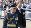 Mais cela semble en bonne voie car chacun fait des efforts. 
Le roi Charles III d'Angleterre, le prince Harry, duc de Sussex - Procession cérémonielle du cercueil de la reine Elisabeth II du palais de Buckingham à Westminster Hall à Londres. Le 14 septembre 2022 