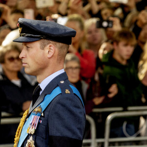 Malgré le prince William, qui en veut beaucoup à son frère depuis son autobiographie Spare.
Le prince William, prince de Galles, le prince Harry, duc de Sussex - Procession cérémonielle du cercueil de la reine Elisabeth II du palais de Buckingham à Westminster Hall à Londres, Royaume Uni, le 14 septembre 2022. 