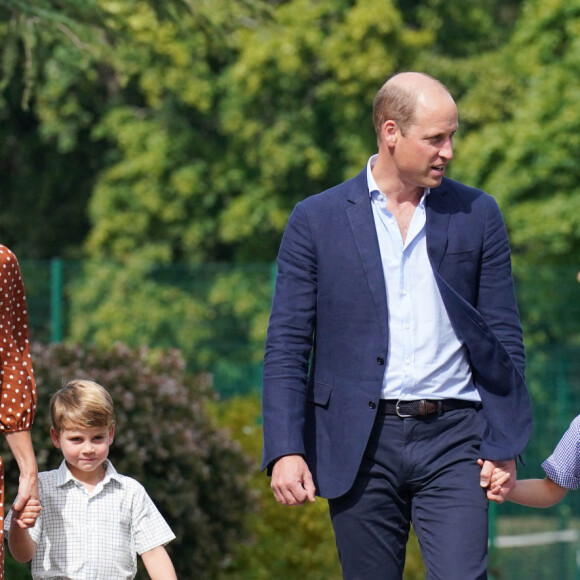 Le prince William, duc de Cambridge et Catherine Kate Middleton, duchesse de Cambridge accompagnent leurs enfants George, Charlotte et Louis à l'école Lambrook le 7 septembre 2022. 