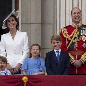 Catherine Kate Middleton, duchesse de Cambridge, le prince William, duc de Cambridge et leurs enfants le prince Louis, la princesse Charlotte et le prince George - Les membres de la famille royale regardent le défilé Trooping the Colour depuis un balcon du palais de Buckingham à Londres lors des célébrations du jubilé de platine de la reine le 2 juin 2022. 