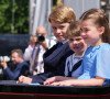 Les enfants savent que s'ils ne respectent pas leur maman, il y aura des conséquences
Le prince George de Cambridge, le prince Louis et la princesse Charlotte - Les membres de la famille royale regardent le défilé Trooping the Colour depuis un balcon du palais de Buckingham à Londres lors des célébrations du jubilé de platine de la reine le 2 juin 2022. 