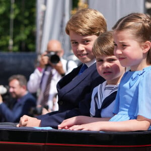 Les enfants savent que s'ils ne respectent pas leur maman, il y aura des conséquences
Le prince George de Cambridge, le prince Louis et la princesse Charlotte - Les membres de la famille royale regardent le défilé Trooping the Colour depuis un balcon du palais de Buckingham à Londres lors des célébrations du jubilé de platine de la reine le 2 juin 2022. 