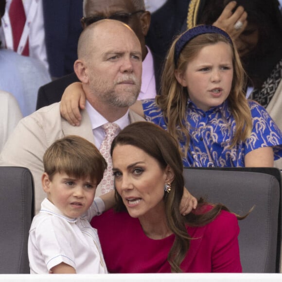 Kate Middleton est maman de George, Louis et Charlotte.
Catherine (Kate) Middleton, duchesse de Cambridge, Le prince Louis de Cambridge, Mike Tindall, Mia Grace Tindall - Jubilé de platine de la reine Elisabeth II d'Angleterre à Bukingham Palace à Londres, le 5 juin 2022. 