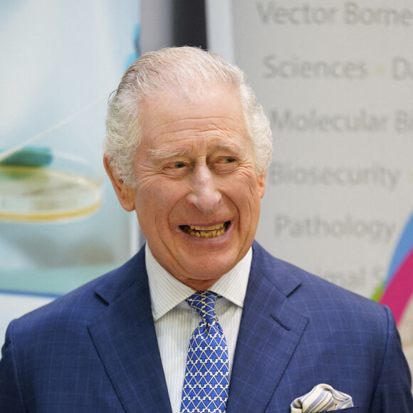 Le roi Charles III d'Angleterre, lors d'une visite à l'Agence de la santé animale et végétale à Addlestone, Surrey, Royaume Uni, le 9 mars 2023, pour en savoir plus sur le travail de l'agence dans la protection de la santé des animaux, des plantes et des abeilles et la réduction du risque de menaces nouvelles et émergentes. 