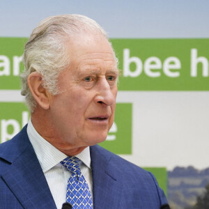Le roi Charles III d'Angleterre, lors d'une visite à l'Agence de la santé animale et végétale à Addlestone, Surrey, Royaume Uni, le 9 mars 2023, pour en savoir plus sur le travail de l'agence dans la protection de la santé des animaux, des plantes et des abeilles et la réduction du risque de menaces nouvelles et émergentes. 
