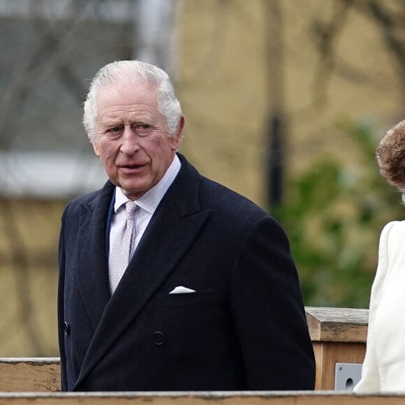 Le roi Charles III d'Angleterre et Camilla Parker Bowles, reine consort d'Angleterre, quittent le château de Colchester après leur visite. Cette visite a pour but de marquer le statut de ville récemment décerné à Colchester. 