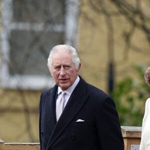 Le roi Charles III d'Angleterre et Camilla Parker Bowles, reine consort d'Angleterre, quittent le château de Colchester après leur visite, le 7 mars 2023. Cette visite a pour but de marquer le statut de ville récemment décerné à Colchester. 