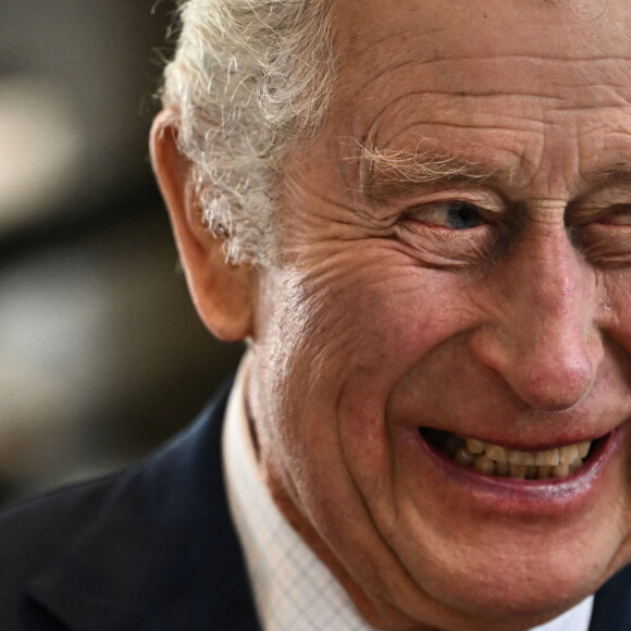 Le roi Charles III d'Angleterre et Camilla Parker Bowles, reine consort d'Angleterre, visitent la bibliothèque de Colchester pour rencontrer des bénévoles de l'association Age UK, le 7 mars 2023. 