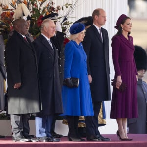 Le président de l'Afrique du Sud, Cyril Ramaphosa, le roi Charles III d'Angleterre et Camilla Parker Bowles, reine consort d'Angleterre, le prince William, prince de Galles, et Catherine (Kate) Middleton, princesse de Galles - La famille royale et le gouvernement du Royaume Uni lors de la cérémonie d'accueil du président de l'Afrique du Sud, en visite d'état à Londres, Royaume Uni, le 22 novembre 2022. 