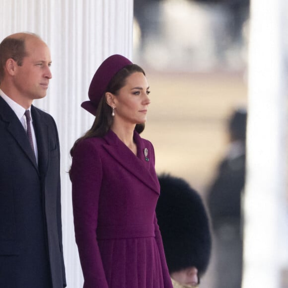 Le président de l'Afrique du Sud, Cyril Ramaphosa, le roi Charles III d'Angleterre et Camilla Parker Bowles, reine consort d'Angleterre, le prince William, prince de Galles, et Catherine (Kate) Middleton, princesse de Galles - La famille royale et le gouvernement du Royaume Uni lors de la cérémonie d'accueil du président de l'Afrique du Sud, en visite d'état à Londres, Royaume Uni, le 22 novembre 2022. 