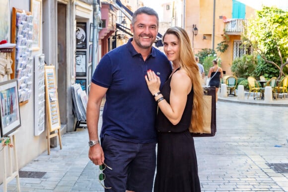 Exclusif - Arnaud Ducret et sa femme Claire Francisci-Ducret se promènent rue des Remparts dans le quartier de La Ponche à Saint-Tropez, Côte d'Azur, France, le 22 août 2021. © Jack Tribeca/Bestimage 