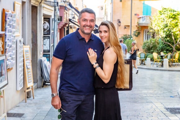 Exclusif - Arnaud Ducret et sa femme Claire Francisci-Ducret se promènent rue des Remparts dans le quartier de La Ponche à Saint-Tropez, Côte d'Azur, France, le 22 août 2021. © Jack Tribeca/Bestimage 