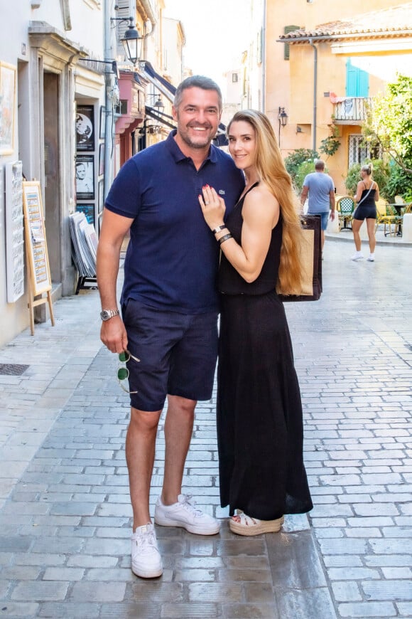 Exclusif - Arnaud Ducret et sa femme Claire Francisci-Ducret se promènent rue des Remparts dans le quartier de La Ponche à Saint-Tropez, Côte d'Azur, France, le 22 août 2021. © Jack Tribeca/Bestimage 