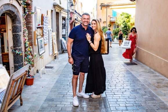 Exclusif - Arnaud Ducret et sa femme Claire Francisci-Ducret se promènent rue des Remparts dans le quartier de La Ponche à Saint-Tropez, Côte d'Azur, France, le 22 août 2021. © Jack Tribeca/Bestimage 