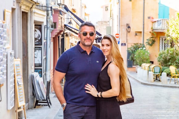 Exclusif - Arnaud Ducret et sa femme Claire Francisci-Ducret se promènent rue des Remparts dans le quartier de La Ponche à Saint-Tropez, Côte d'Azur, France, le 22 août 2021. © Jack Tribeca/Bestimage 