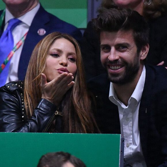 Gerard Piqué et la chanteuse Shakira officialisent leur séparation après douze ans de relation - Shakira et son compagnon Gérard Piqué s'embrassent tendrement dans les tribunes de la finale de la Coupe Davis à Madrid. 