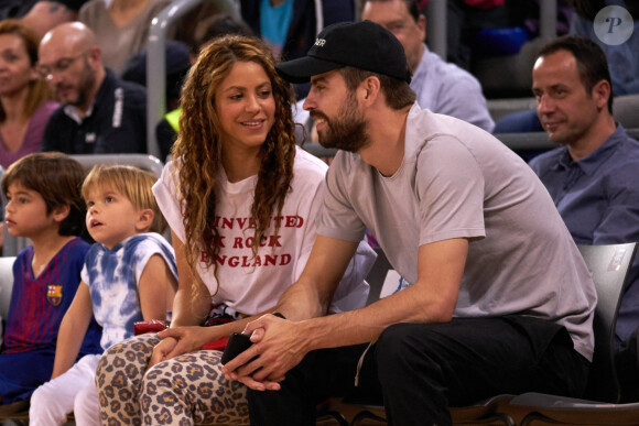 Gerard Piqué et la chanteuse Shakira officialisent leur séparation après douze ans de relation - Shakira, son compagnon Gerard Piqué et leurs enfants Sasha, Milan dans les tribunes du match de basket entre le FC Barcelone et San Pablo Burgos à Barcelone le 10 mars 2019. 