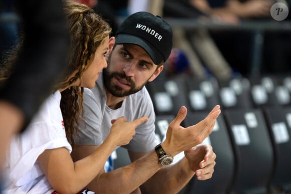 Shakira, son compagnon Gerard Piqué et leurs enfants Sasha, Milan dans les tribunes du match de basket entre le FC Barcelone et San Pablo Burgos à Barcelone le 10 mars 2019. 