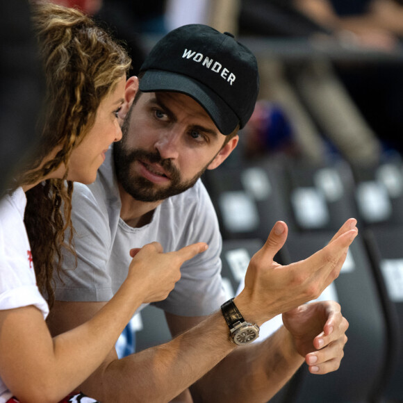 Shakira, son compagnon Gerard Piqué et leurs enfants Sasha, Milan dans les tribunes du match de basket entre le FC Barcelone et San Pablo Burgos à Barcelone le 10 mars 2019. 