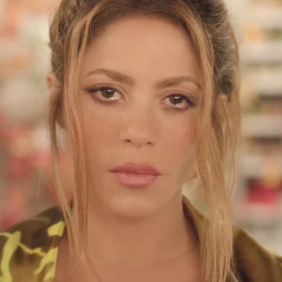 La chanteuse Shakira semble verser des larmes sur la rupture de son mariage avec la star du football espagnol Gerard Pique dans son dernier clip vidéo. bazooka géant. Dans l'histoire bizarre, elle ramasse l'orgue battant et part à la recherche de quelqu'un pour s'en occuper. Des effets spéciaux la montrent avec un trou béant dans la poitrine où elle a été frappée par l'arme. Finalement, elle trouve un coffre-fort de banque où son coeur est enfermé dans un coffre-fort pour être gardé en lieu sûr. Shakira, 45 ans, a la clé et alors qu'elle la regarde, elle se sourit à elle-même comme pour dire qu'elle en a le contrôle. La vidéo commence par son errance dans le supermarché , mangeant des chips et chantant dans la caméra alors que les larmes coulaient lentement sur son visage avant que l'homme mystérieux en costume blanc n'apparaisse. La chanson en espagnol, Monotonia, est sortie cette semaine. Elle et la star de Barcelone Gerard, 35 ans, l'ont appelé en juin après 12 ans oreilles ensemble. Le couple a deux fils ensemble. © JLPPA/Bestimage