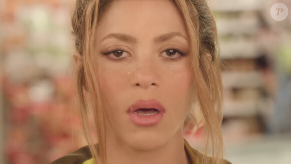 La chanteuse Shakira semble verser des larmes sur la rupture de son mariage avec la star du football espagnol Gerard Pique dans son dernier clip vidéo. bazooka géant. Dans l'histoire bizarre, elle ramasse l'orgue battant et part à la recherche de quelqu'un pour s'en occuper. Des effets spéciaux la montrent avec un trou béant dans la poitrine où elle a été frappée par l'arme. Finalement, elle trouve un coffre-fort de banque où son coeur est enfermé dans un coffre-fort pour être gardé en lieu sûr. Shakira, 45 ans, a la clé et alors qu'elle la regarde, elle se sourit à elle-même comme pour dire qu'elle en a le contrôle. La vidéo commence par son errance dans le supermarché , mangeant des chips et chantant dans la caméra alors que les larmes coulaient lentement sur son visage avant que l'homme mystérieux en costume blanc n'apparaisse. La chanson en espagnol, Monotonia, est sortie cette semaine. Elle et la star de Barcelone Gerard, 35 ans, l'ont appelé en juin après 12 ans oreilles ensemble. Le couple a deux fils ensemble. © JLPPA/Bestimage