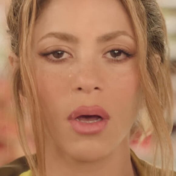 La chanteuse Shakira semble verser des larmes sur la rupture de son mariage avec la star du football espagnol Gerard Pique dans son dernier clip vidéo. bazooka géant. Dans l'histoire bizarre, elle ramasse l'orgue battant et part à la recherche de quelqu'un pour s'en occuper. Des effets spéciaux la montrent avec un trou béant dans la poitrine où elle a été frappée par l'arme. Finalement, elle trouve un coffre-fort de banque où son coeur est enfermé dans un coffre-fort pour être gardé en lieu sûr. Shakira, 45 ans, a la clé et alors qu'elle la regarde, elle se sourit à elle-même comme pour dire qu'elle en a le contrôle. La vidéo commence par son errance dans le supermarché , mangeant des chips et chantant dans la caméra alors que les larmes coulaient lentement sur son visage avant que l'homme mystérieux en costume blanc n'apparaisse. La chanson en espagnol, Monotonia, est sortie cette semaine. Elle et la star de Barcelone Gerard, 35 ans, l'ont appelé en juin après 12 ans oreilles ensemble. Le couple a deux fils ensemble. © JLPPA/Bestimage