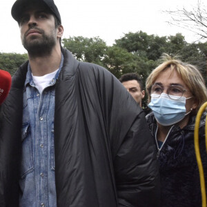Gerard Piqué sort du tribunal de Barcelone avec son avocat Ramón Tamborero après une audience de première instance dans le cadre de sa séparation avec la chanteuse Shakira le 1er décembre 2022. 