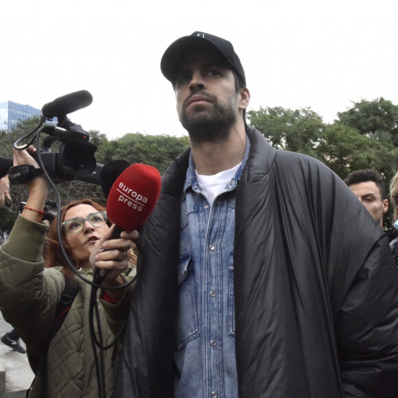 Gerard Piqué sort du tribunal de Barcelone avec son avocat Ramón Tamborero après une audience de première instance dans le cadre de sa séparation avec la chanteuse Shakira le 1er décembre 2022. 