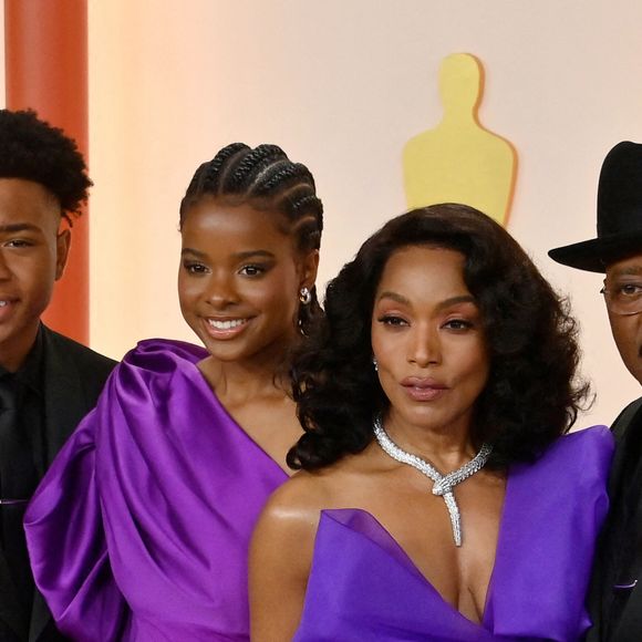 Angela Bassett est passée à deux doigts d'être récompensée pour avoir incarné Ramonda dans le film Black Panther: Wakanda Forever.
Angela Bassett, son mari Courtney B. Vance et leurs jumeaux, Bronwyn Golden Vance et Slater Josiah Vance - 95e cérémonie des Oscars au Dolby Theatre de Los Angeles. Le 12 mars 2023. @ Jim Ruymen/UPI/ABACAPRESS.COM