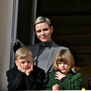 La princesse Charlène de Monaco, Le prince Jacques de Monaco, marquis des Baux, La princesse Gabriella de Monaco, comtesse de Carladès - La famille princière monégasque au balcon du palais lors de la célébration de la Sainte Dévote à Monaco, sainte patronne de Monaco. Monaco. Le 27 janvier 2023. Déclaré positif au Covid-19 le 24 janvier 2023, le prince Albert porte un masque. © Bruno Bebert / Bestimage 