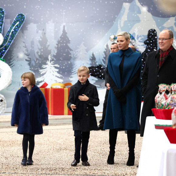 Le prince Albert II de Monaco, La princesse Charlene de Monaco, Le prince héréditaire Jacques de Monaco, La princesse Gabriella de Monaco lors du traditionnel arbre de Noël du palais princier à Monaco le 14 décembre 2022. Le couple princier et leurs enfants ont distribué cadeaux et friandises aux enfants monégasques, dans la cour du Palais. © Claudia Albuquerque / Bestimage 