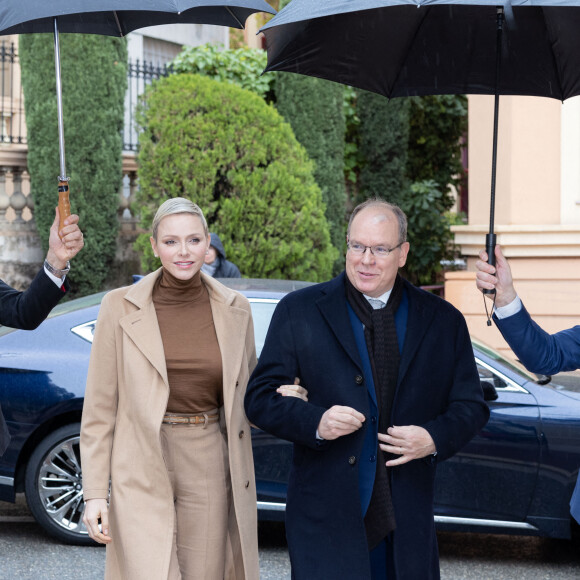 Le Prince Albert II et la princesse Charlène de Monaco assistent à la distribution des cadeaux de Noël de La Croix Rouge à Monte-Carlo, Monaco, le 13 décembre 2022. © Olivier Huitel/Pool Monaco/Bestimage 