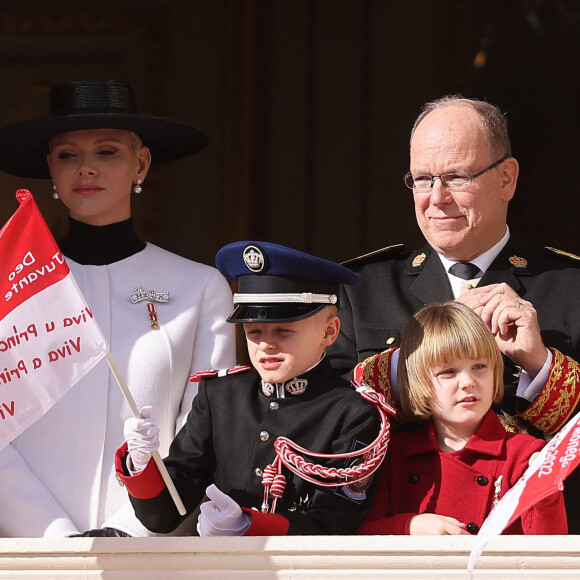 Le prince Albert II de Monaco, Le prince Jacques de Monaco, marquis des Baux, La princesse Gabriella de Monaco, comtesse de Carladès, La princesse Charlène de Monaco - La famille princière au balcon du palais lors de la Fête Nationale de la principauté de Monaco le 19 novembre 2022. © Dominique Jacovides / Bruno Bebert / Bestimage 