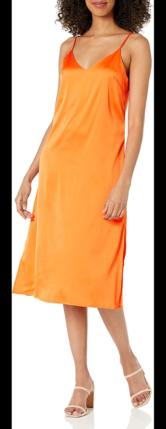Les années 90 s'emparent de votre dressing avec cette robe orange Ana de The Drop
