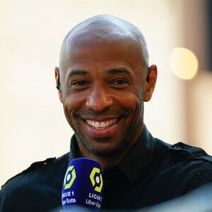 Thierry Henry largement complimenté par une de ses collègues de travail
 
Thierry Henry (consultant Prime Video) - Match de football en ligue 1 Uber Eats AS Monaco - Rennes au Stade Louis II à Monaco. © Norbert Scanella / Panoramic / Bestimage