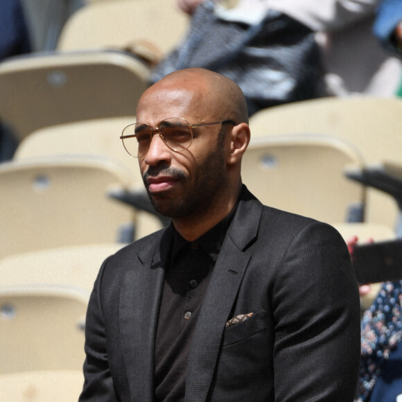 Visiblement sous le charme de Thierry Henry, Marina Lorenzo n'a pas manqué de le complimenter !
 
Thierry Henry en tribune (Jour 8) lors des Internationaux de France de Tennis de Roland Garros 2022 à Paris, France, le 29 mai 2022. © Chryslene Caillaud/Panoramic/Bestimage