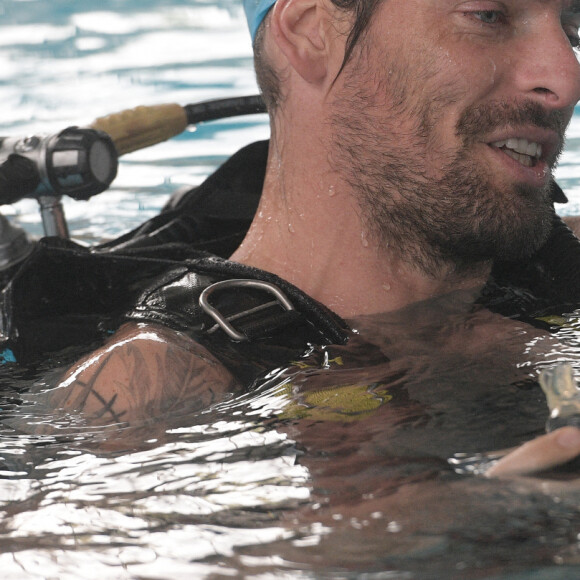 Exclusif - Tatiana Silva et Camille Lacourt participent au Défi de l’Eau au profit de l’Unicef à la Piscine de Vanves le 15 octobre 2022. Tatiana Silva, ambassadrice de l’UNICEF France depuis 2018 et le quintuple champion du monde, Camille Lacourt à la piscine de Vanves à la rencontre d’une centaine d’enfants pour participer à plusieurs activités autour de l’eau dans le but de récolter un maximum de don pour Madagascar. Ce rassemblement sera l’occasion pour nos deux ambassadeurs de nager le premier kilomètre d’un défi collectif digital organisé sur Swimming Heroes, l’application officielle de la FFN. Ce défi verra s’affronter la Team Tatiana et la Team Camille du 15 octobre au 15 novembre dans l’objectif de nager le plus de kilomètres en équipe sur un mois pour débloquer des fonds en faveur des enfants de Madagascar. « Mon métier et mon implication auprès de l’UNICEF m’ont permis de me rendre compte des conséquences du dérèglement climatique et du manque d’accès à l’eau potable des populations vulnérables. Je suis honorée d’être marraine du Défi de l’Eau et d’ainsi poursuivre mon implication dans les programmes WASH que l’UNICEF déploie à Madagascar », explique la nouvelle marraine du Défi de l’Eau, Tatiana Silva. En effet, dans le cadre d’une mission avec l’UNICEF, Tatiana Silva s’était rendue à Madagascar en 2018 pour rencontrer les enfants menacés par le changement climatique. La présentatrice météo poursuit ainsi son engagement pour sensibiliser le public français aux effets liés au changement climatique et à la menace qu’ils représentent pour les enfants vulnérables. De son côté, Camille Lacourt, après s’être rendu en Haïti en 2018 pour témoigner des difficultés rencontrées dans le pays mais aussi des progrès qui ont pu être réalisés grâce au partenariat de la FFN avec l’UNICEF France, sera pour la huitième fois consécutive parrain de cet événement solidaire. © Giancarlo Gorassini / Bestimage
